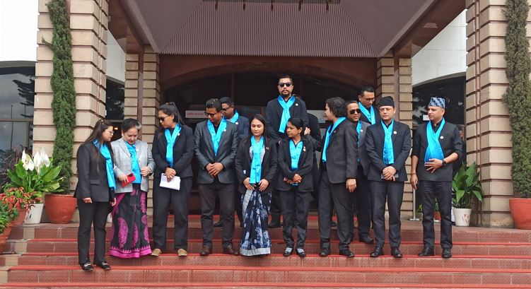 कालो पोशाक र निलो रिबन लगाएर सदनमा पुगे रास्वपाका सांसदहरु